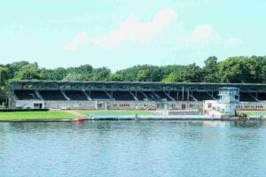 Tribüne Regattastrecke Grünau Köpenickbootstour Berlin Bootsverleih Berlinrichtershorn Bootsjunge Tribüne Regattastrecke Grünau Köpenick Bootstour berlin